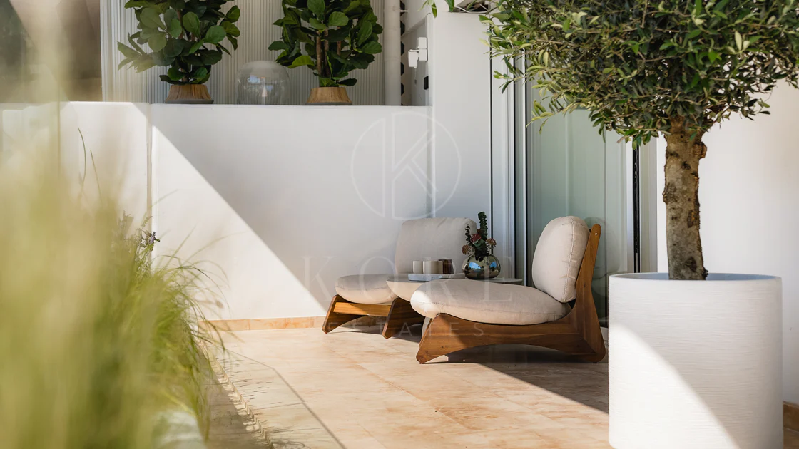 Excepcional apartamento de lujo completamente renovado en la Milla de Oro de Marbella con vistas al Mediterráneo.