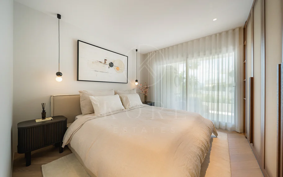Excepcional apartamento de lujo completamente renovado en la Milla de Oro de Marbella con vistas al Mediterráneo.