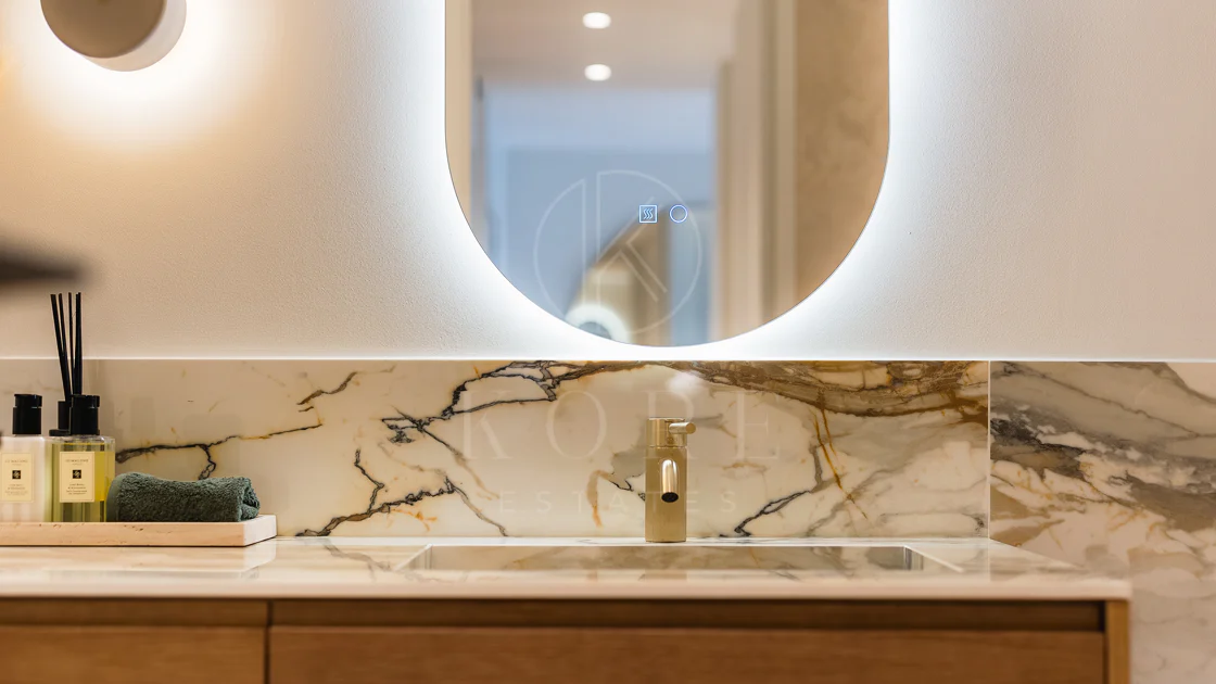 Excepcional apartamento de lujo completamente renovado en la Milla de Oro de Marbella con vistas al Mediterráneo.