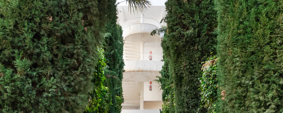 Excepcional apartamento de lujo completamente renovado en la Milla de Oro de Marbella con vistas al Mediterráneo.