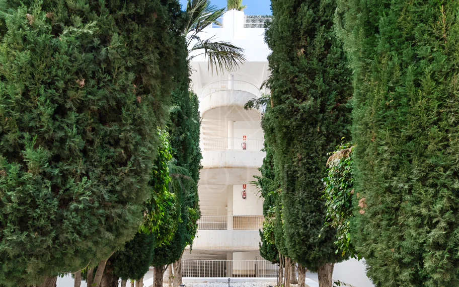 Excepcional apartamento de lujo completamente renovado en la Milla de Oro de Marbella con vistas al Mediterráneo.