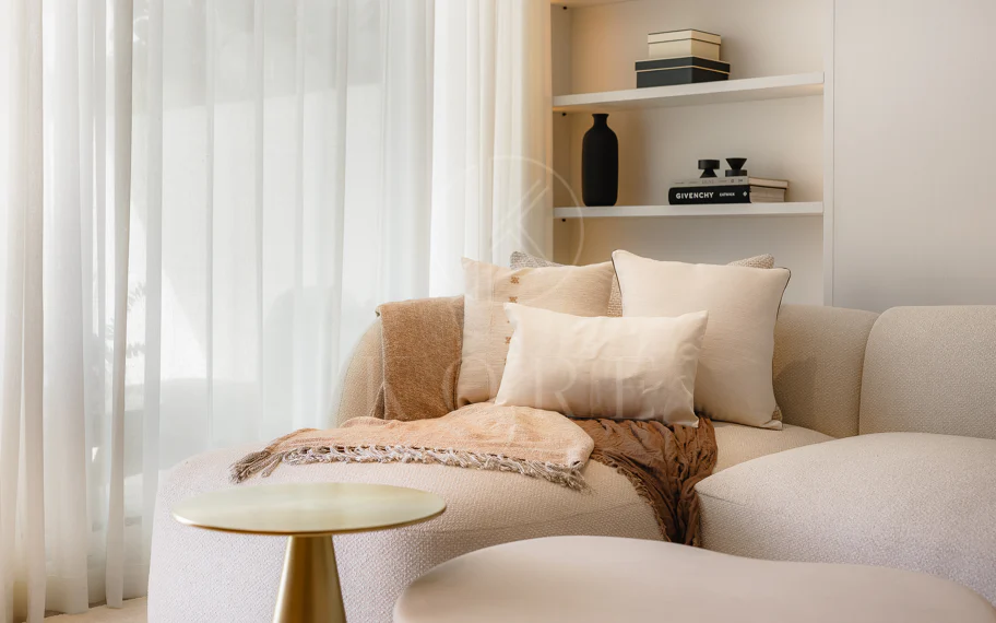 Excepcional apartamento de lujo completamente renovado en la Milla de Oro de Marbella con vistas al Mediterráneo.