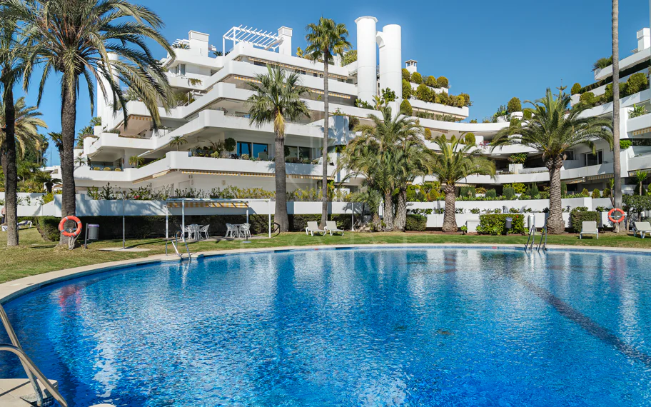 Excepcional apartamento de lujo completamente renovado en la Milla de Oro de Marbella con vistas al Mediterráneo.