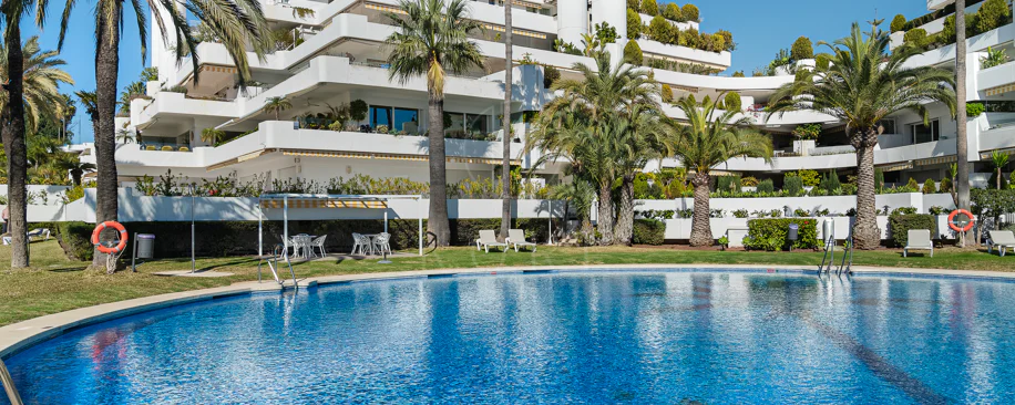 Excepcional apartamento de lujo completamente renovado en la Milla de Oro de Marbella con vistas al Mediterráneo.
