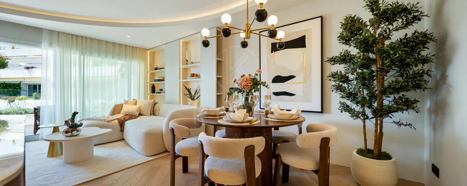 Excepcional apartamento de lujo completamente renovado en la Milla de Oro de Marbella con vistas al Mediterráneo.