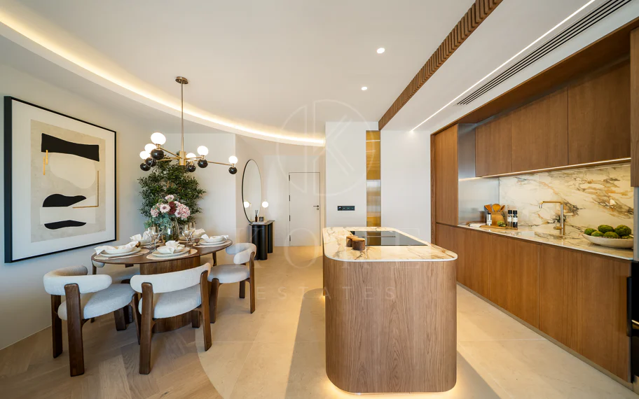 Excepcional apartamento de lujo completamente renovado en la Milla de Oro de Marbella con vistas al Mediterráneo.