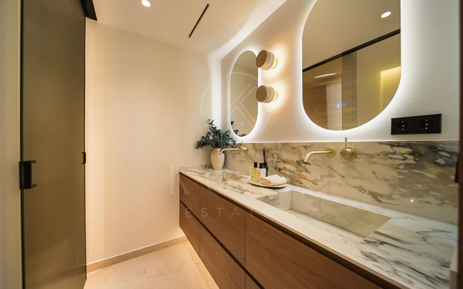 Excepcional apartamento de lujo completamente renovado en la Milla de Oro de Marbella con vistas al Mediterráneo.