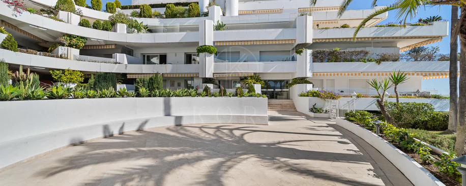 Excepcional apartamento de lujo completamente renovado en la Milla de Oro de Marbella con vistas al Mediterráneo.