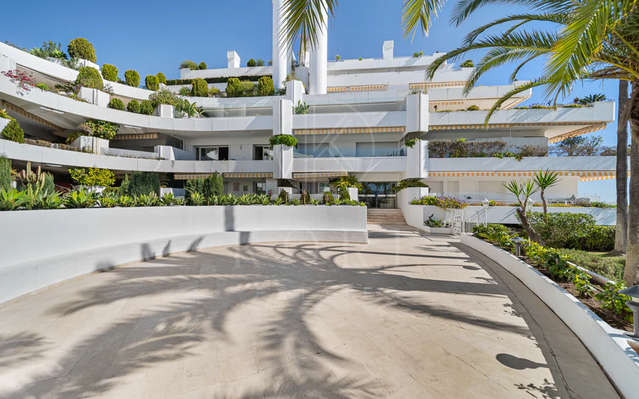 Excepcional apartamento de lujo completamente renovado en la Milla de Oro de Marbella con vistas al Mediterráneo.