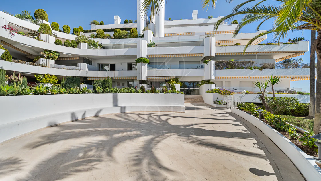 Excepcional apartamento de lujo completamente renovado en la Milla de Oro de Marbella con vistas al Mediterráneo.