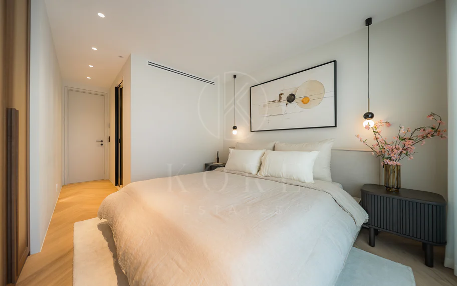 Excepcional apartamento de lujo completamente renovado en la Milla de Oro de Marbella con vistas al Mediterráneo.