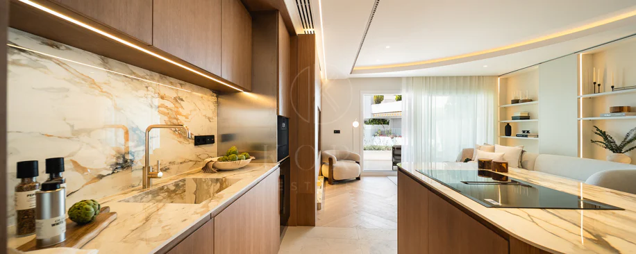 Excepcional apartamento de lujo completamente renovado en la Milla de Oro de Marbella con vistas al Mediterráneo.