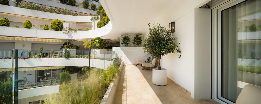 Excepcional apartamento de lujo completamente renovado en la Milla de Oro de Marbella con vistas al Mediterráneo.