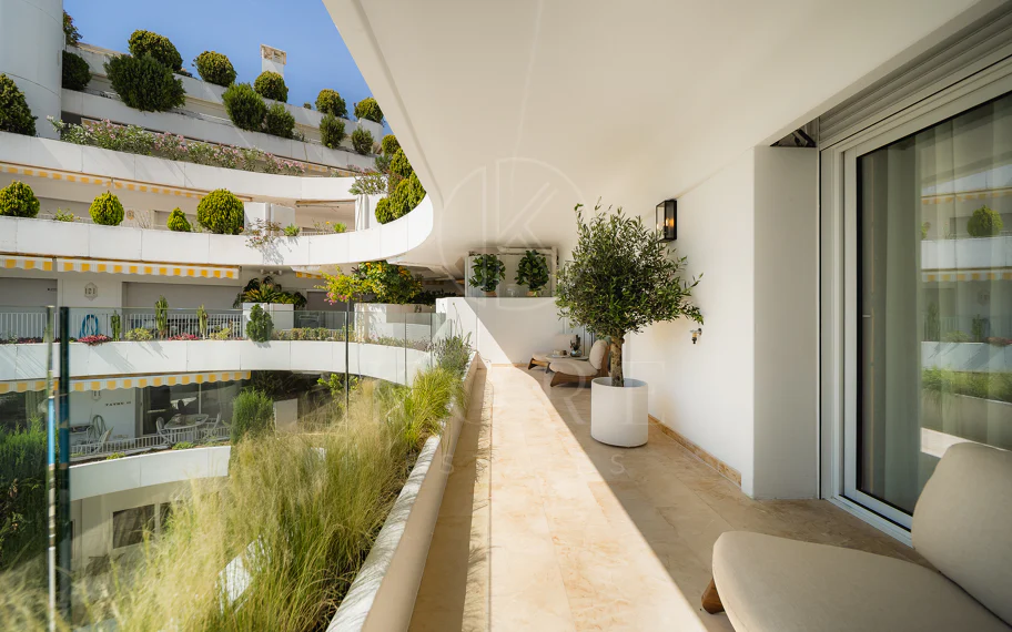 Excepcional apartamento de lujo completamente renovado en la Milla de Oro de Marbella con vistas al Mediterráneo.