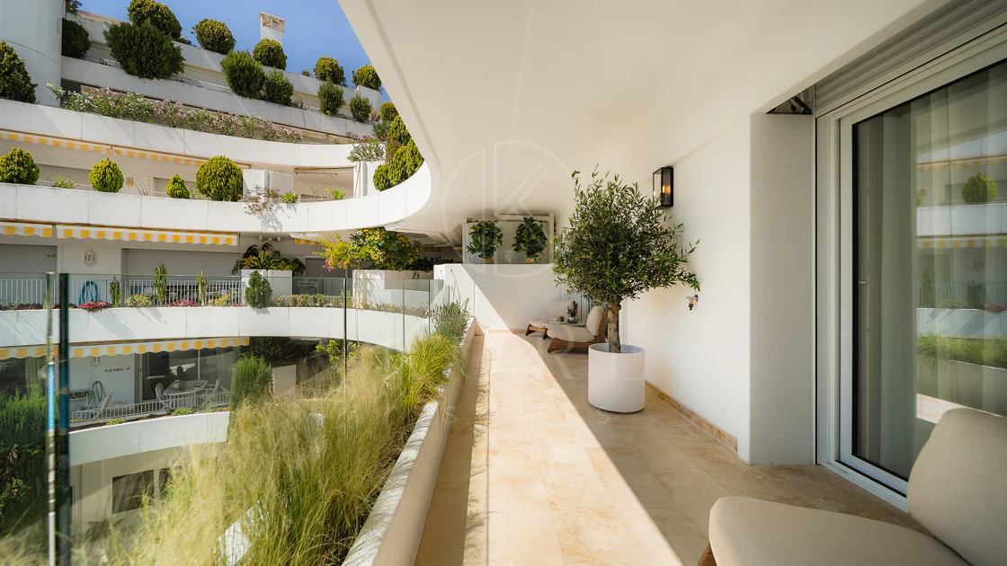 Excepcional apartamento de lujo completamente renovado en la Milla de Oro de Marbella con vistas al Mediterráneo.