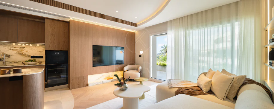 Excepcional apartamento de lujo completamente renovado en la Milla de Oro de Marbella con vistas al Mediterráneo.