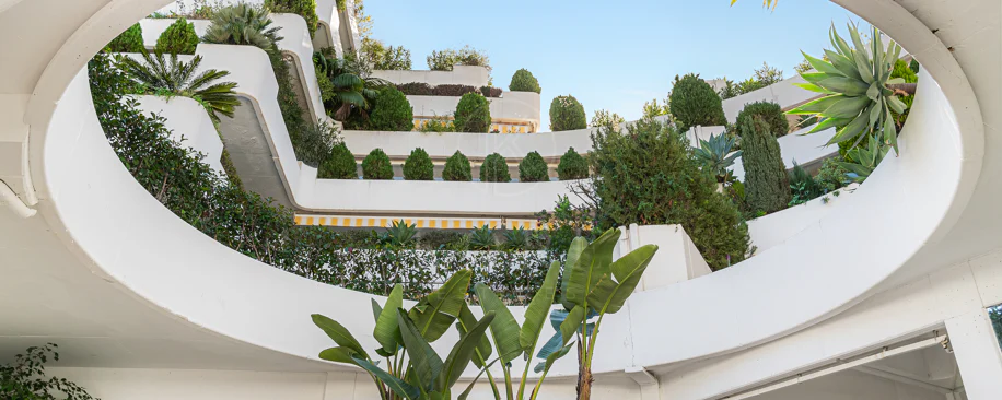 Excepcional apartamento de lujo completamente renovado en la Milla de Oro de Marbella con vistas al Mediterráneo.