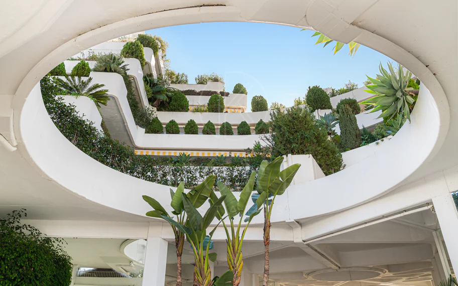 Excepcional apartamento de lujo completamente renovado en la Milla de Oro de Marbella con vistas al Mediterráneo.