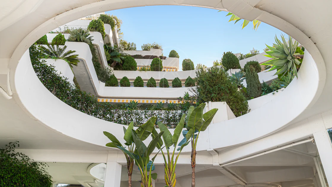 Excepcional apartamento de lujo completamente renovado en la Milla de Oro de Marbella con vistas al Mediterráneo.