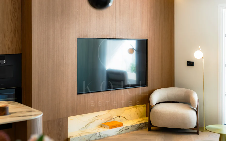 Excepcional apartamento de lujo completamente renovado en la Milla de Oro de Marbella con vistas al Mediterráneo.