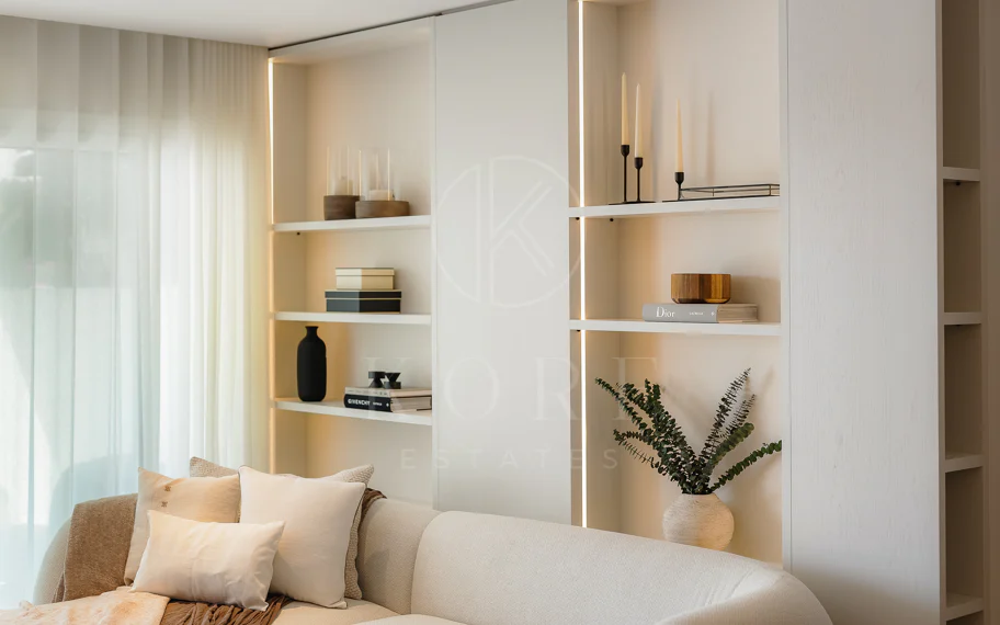 Excepcional apartamento de lujo completamente renovado en la Milla de Oro de Marbella con vistas al Mediterráneo.
