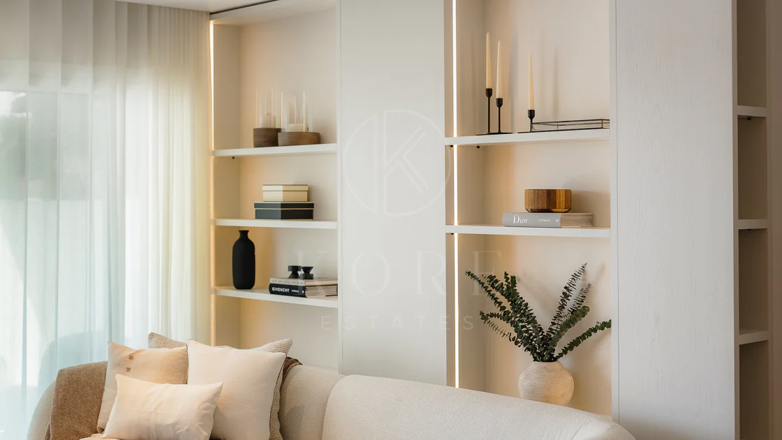 Excepcional apartamento de lujo completamente renovado en la Milla de Oro de Marbella con vistas al Mediterráneo.