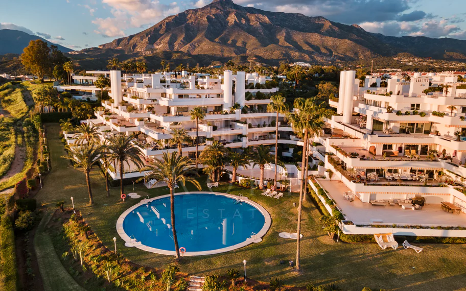 Excepcional apartamento de lujo completamente renovado en la Milla de Oro de Marbella con vistas al Mediterráneo.