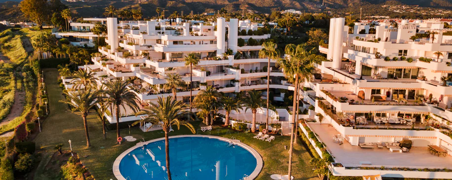 Excepcional apartamento de lujo completamente renovado en la Milla de Oro de Marbella con vistas al Mediterráneo.