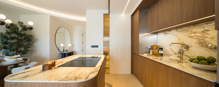 Excepcional apartamento de lujo completamente renovado en la Milla de Oro de Marbella con vistas al Mediterráneo.