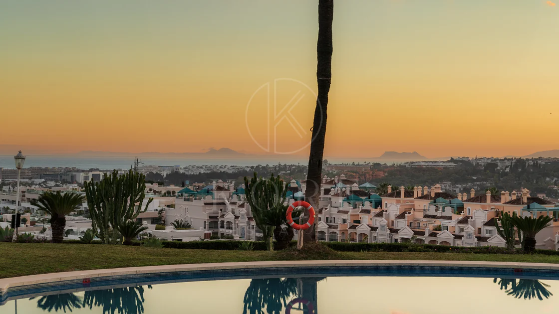 Excepcional apartamento de lujo completamente renovado en la Milla de Oro de Marbella con vistas al Mediterráneo.