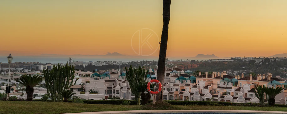 Excepcional apartamento de lujo completamente renovado en la Milla de Oro de Marbella con vistas al Mediterráneo.