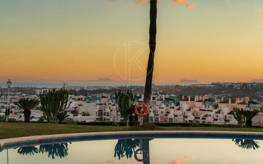 Excepcional apartamento de lujo completamente renovado en la Milla de Oro de Marbella con vistas al Mediterráneo.