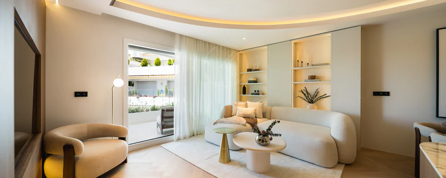 Excepcional apartamento de lujo completamente renovado en la Milla de Oro de Marbella con vistas al Mediterráneo.