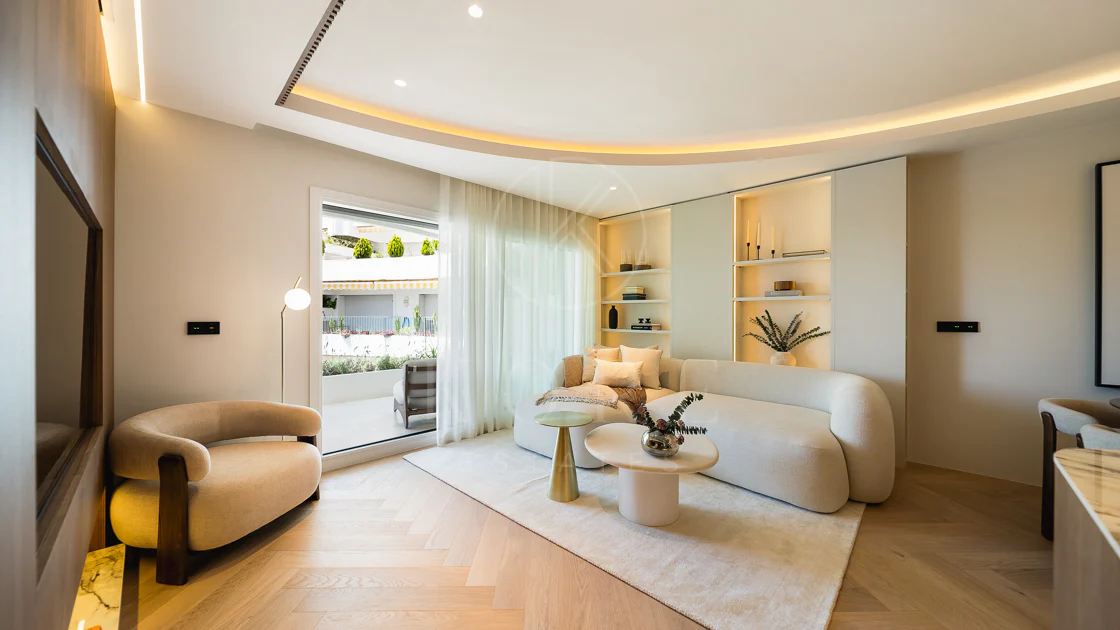 Excepcional apartamento de lujo completamente renovado en la Milla de Oro de Marbella con vistas al Mediterráneo.