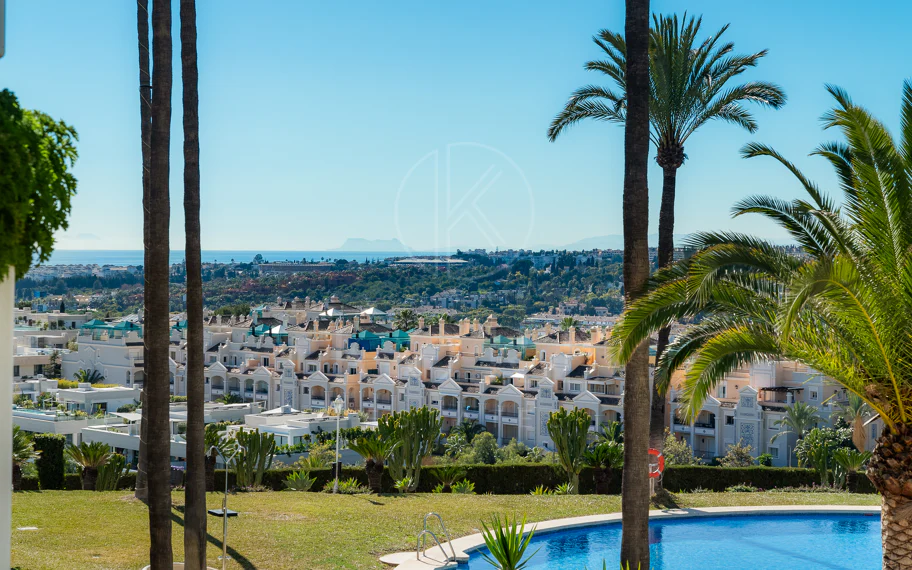 Excepcional apartamento de lujo completamente renovado en la Milla de Oro de Marbella con vistas al Mediterráneo.