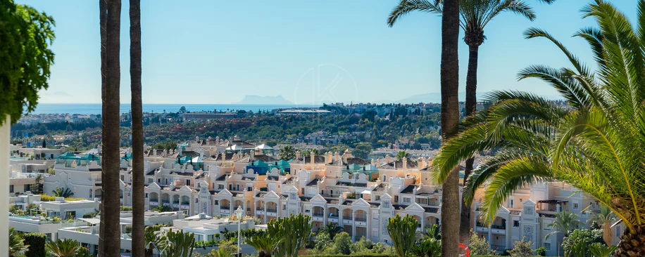 Excepcional apartamento de lujo completamente renovado en la Milla de Oro de Marbella con vistas al Mediterráneo.