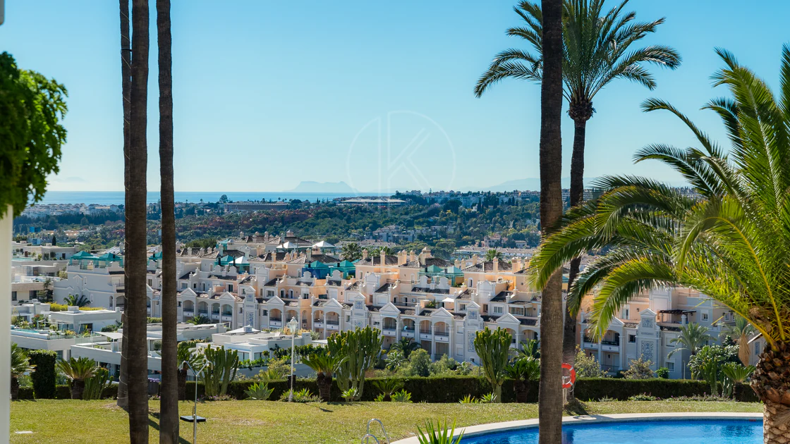 Excepcional apartamento de lujo completamente renovado en la Milla de Oro de Marbella con vistas al Mediterráneo.