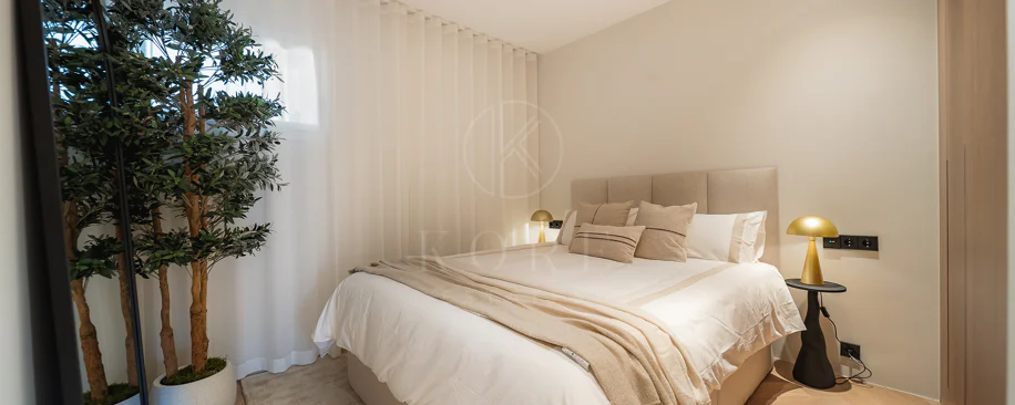 Excepcional apartamento de lujo completamente renovado en la Milla de Oro de Marbella con vistas al Mediterráneo.