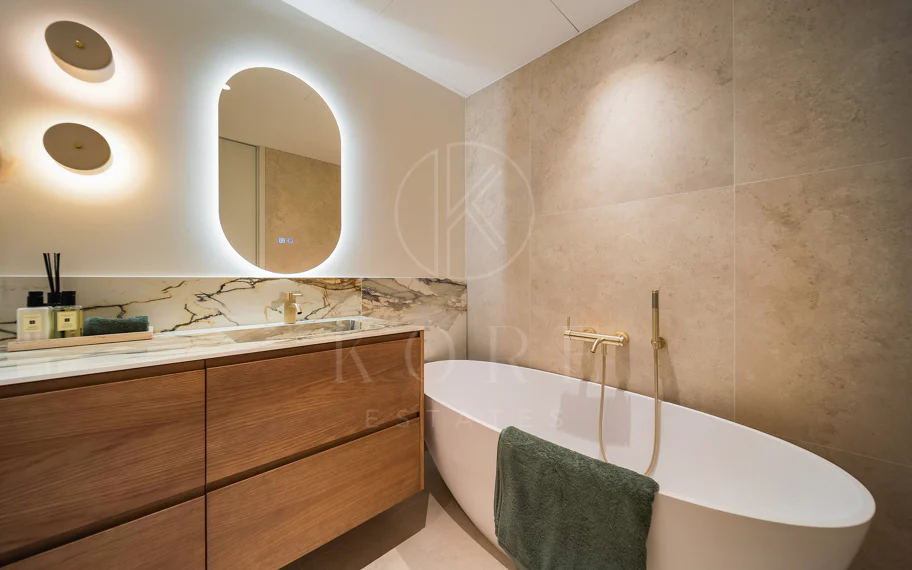 Excepcional apartamento de lujo completamente renovado en la Milla de Oro de Marbella con vistas al Mediterráneo.