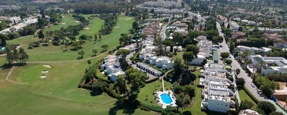 Casă de colț cu vedere la mare într-un complex exclusivist de golf pe prima linie, Nueva Andalucía