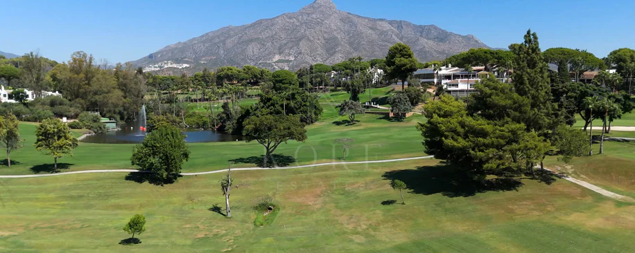 Casă de colț cu vedere la mare într-un complex exclusivist de golf pe prima linie, Nueva Andalucía