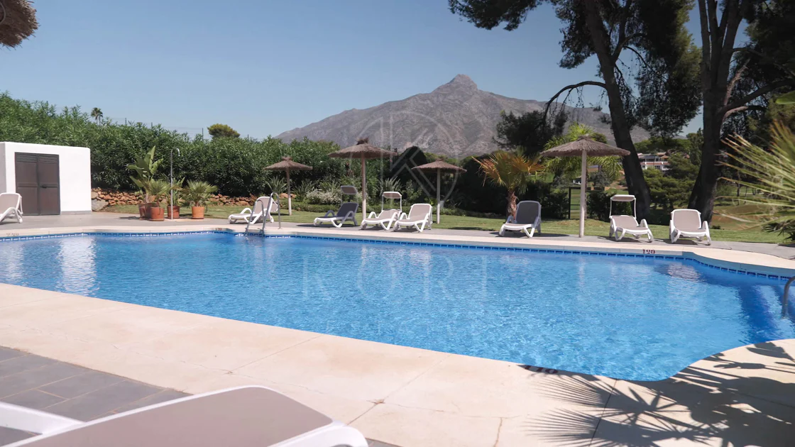 Casă de colț cu vedere la mare într-un complex exclusivist de golf pe prima linie, Nueva Andalucía