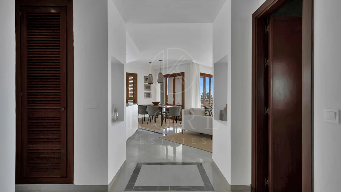 Bonito apartamento de dos dormitorios situado en el prestigioso Alcores del Golf la comunidad en Nueva Andalucía
