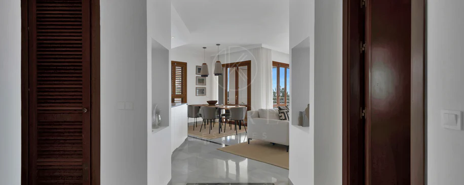 Bonito apartamento de dos dormitorios situado en el prestigioso Alcores del Golf la comunidad en Nueva Andalucía