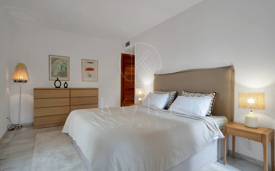 Bonito apartamento de dos dormitorios situado en el prestigioso Alcores del Golf la comunidad en Nueva Andalucía