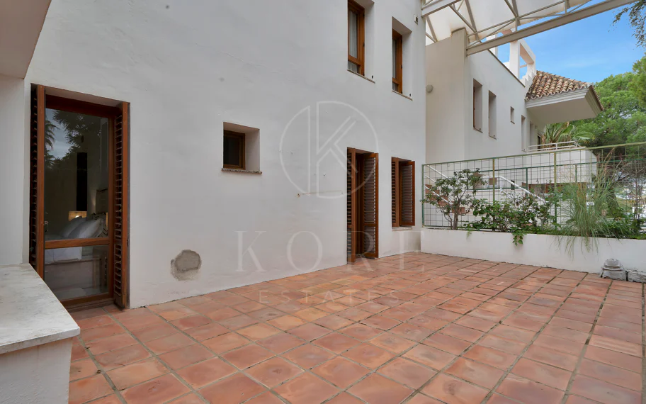 Bonito apartamento de dos dormitorios situado en el prestigioso Alcores del Golf la comunidad en Nueva Andalucía