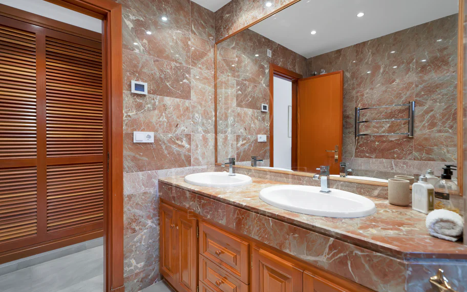 Bonito apartamento de dos dormitorios situado en el prestigioso Alcores del Golf la comunidad en Nueva Andalucía