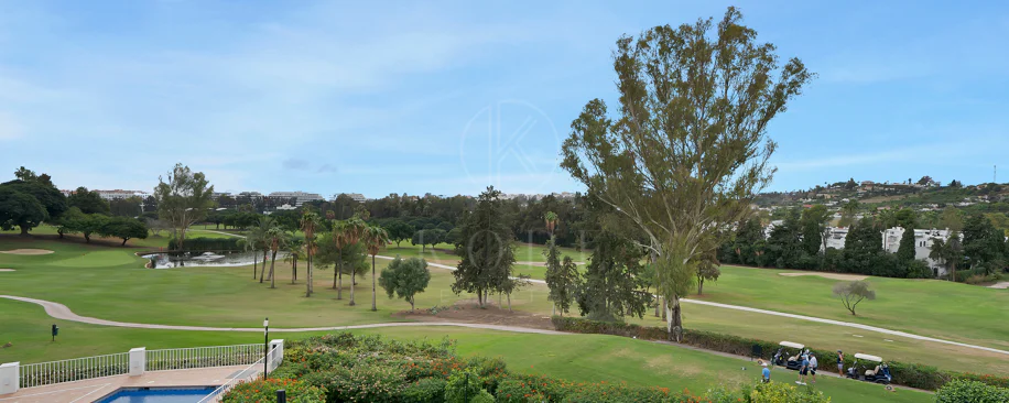 Bonito apartamento de dos dormitorios situado en el prestigioso Alcores del Golf la comunidad en Nueva Andalucía