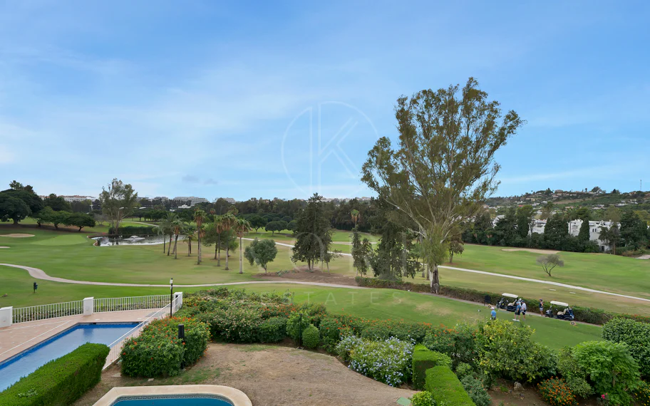Bonito apartamento de dos dormitorios situado en el prestigioso Alcores del Golf la comunidad en Nueva Andalucía