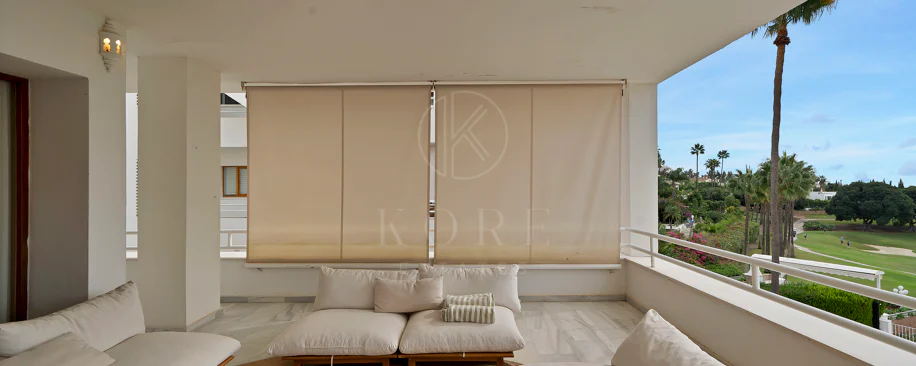 Bonito apartamento de dos dormitorios situado en el prestigioso Alcores del Golf la comunidad en Nueva Andalucía